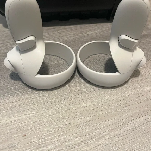 Meta OCU LUS VR Headset with Controllers and Protective Case
